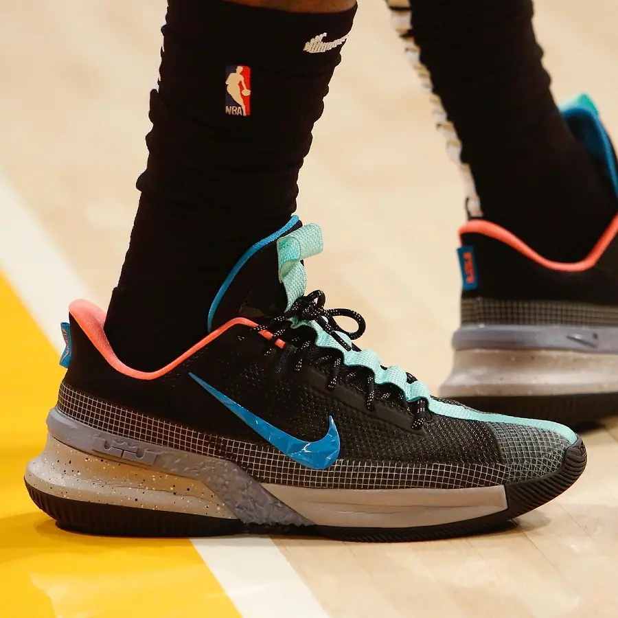Alternative view of Giày Nike LeBron Ambassador 13 Black Green Glow CQ9329-004