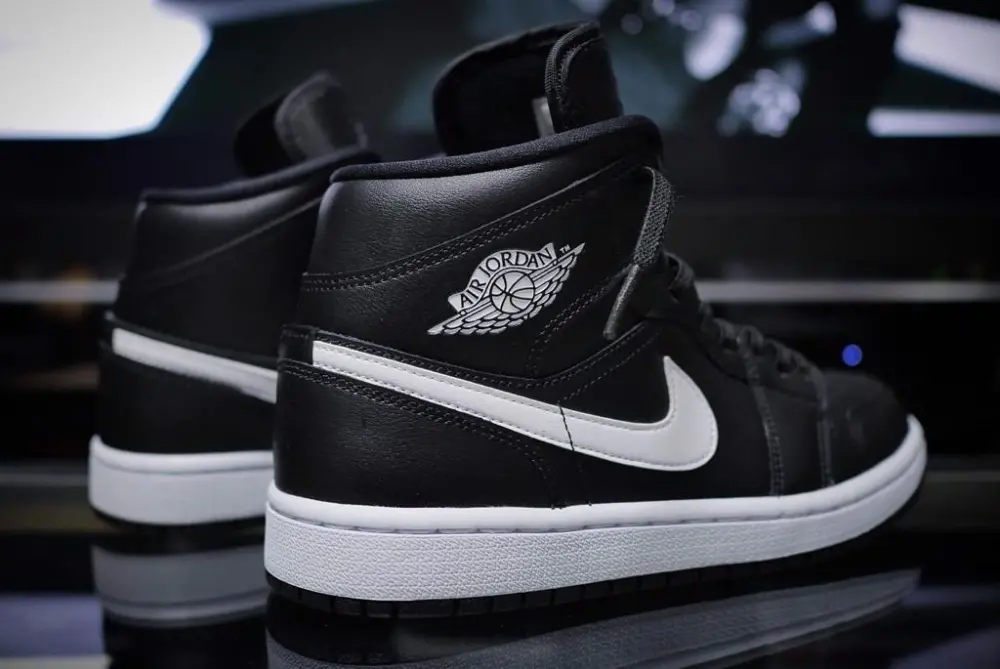 Alternative view of Giày Nike Wmns Air Jordan 1 Mid 'Black White' BQ6472-011