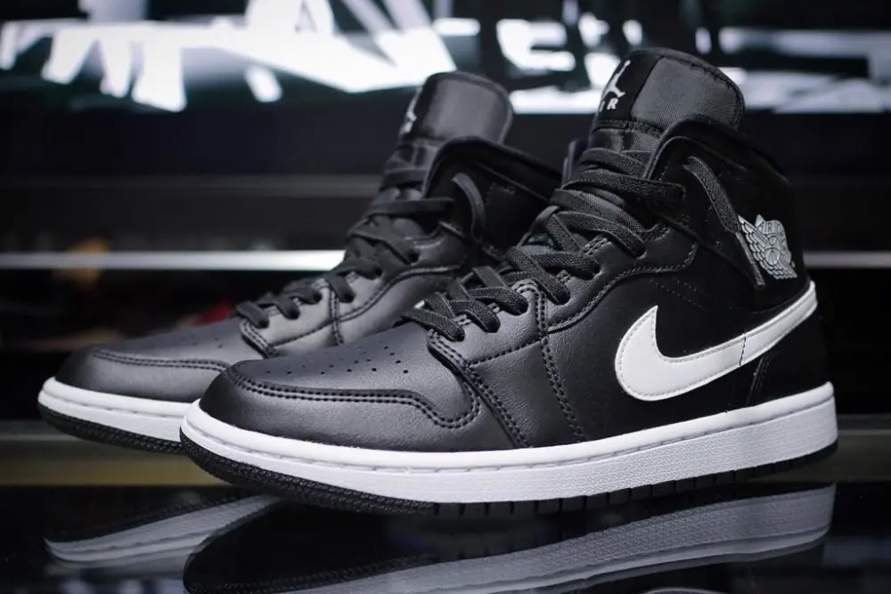 Giày Nike Wmns Air Jordan 1 Mid 'Black White' BQ6472-011 - Ảnh 3