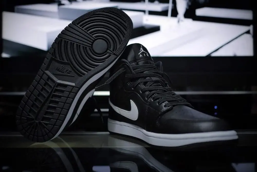 Giày Nike Wmns Air Jordan 1 Mid 'Black White' BQ6472-011 - Ảnh 4