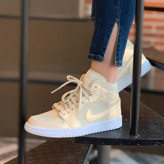 Giày Nike Wmns Air Jordan 1 Mid 'Lemon Yellow' CK6587-200 - Ảnh 4