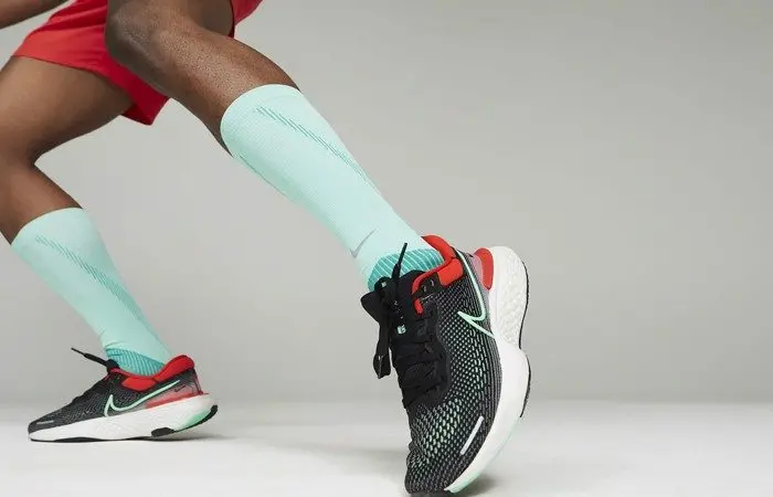 Alternative view of Giày Nike ZoomX Invincible Run Flyknit 'Black Chile Red' CT2228-002