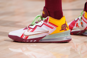 Alternative view of Giày Nike Mimi Plange x LeBron 18 Low EP 'Higher Learning' CV7564-102