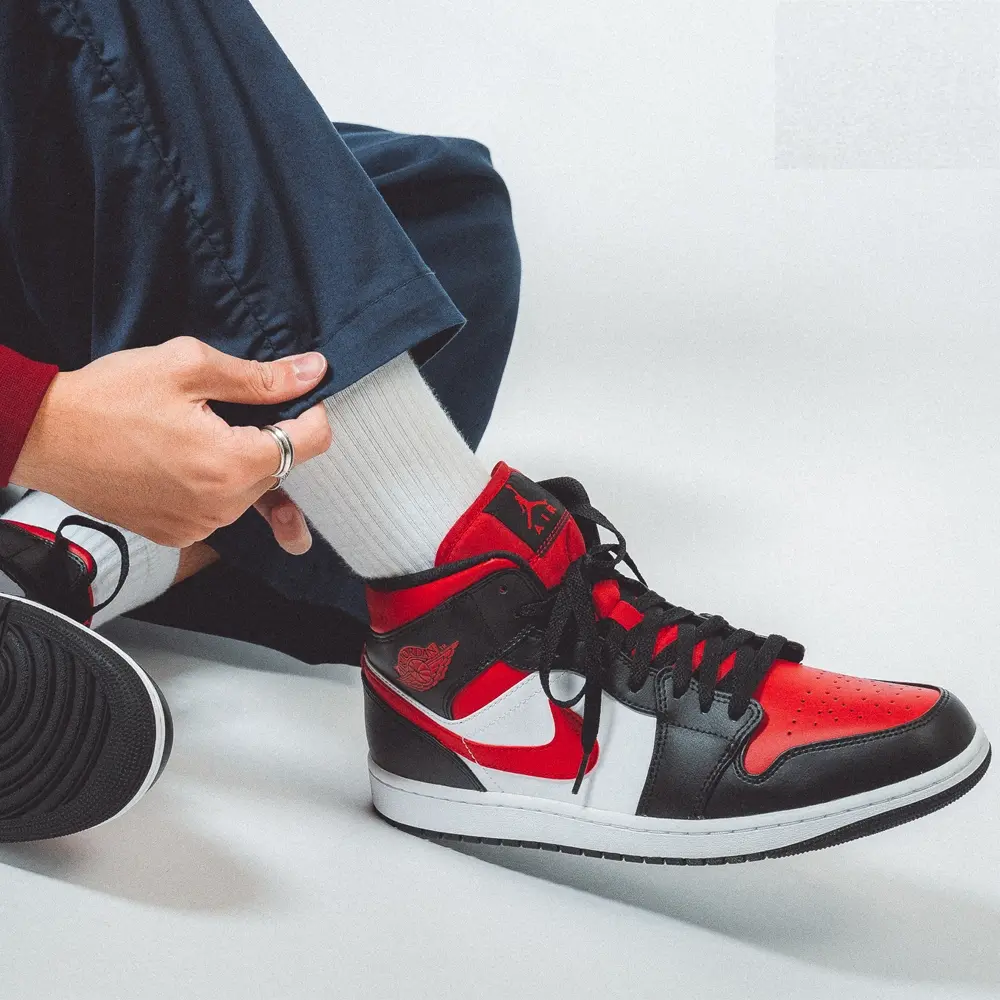 Alternative view of Giày Nike Air Jordan 1 Mid 'Bred Toe' 554724-079
