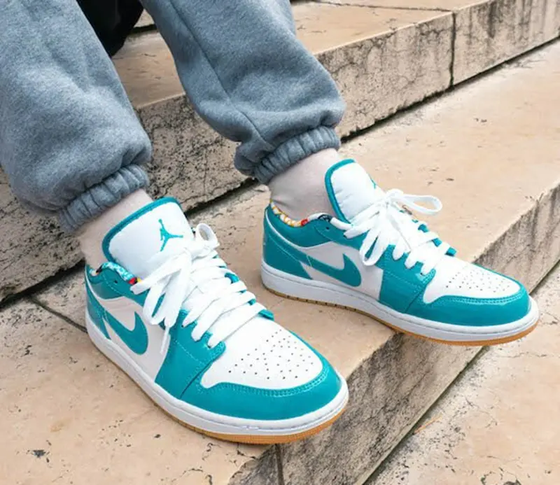 Alternative view of Giày Nike Air Jordan 1 Low SE GS 'Barcelona' DM0589-400