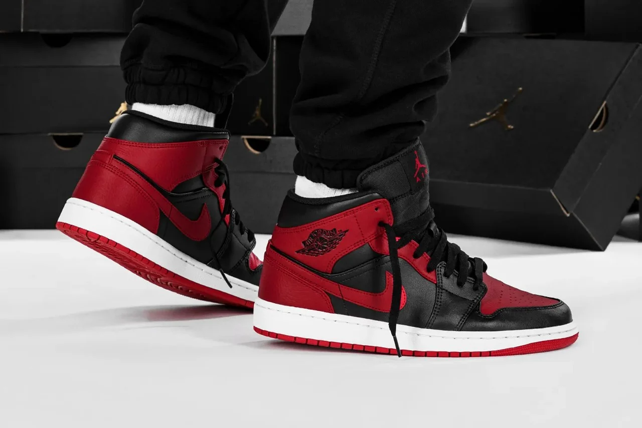 Giày Nike Air Jordan 1 Mid GS 'Banned' 554725-074 - Ảnh 5