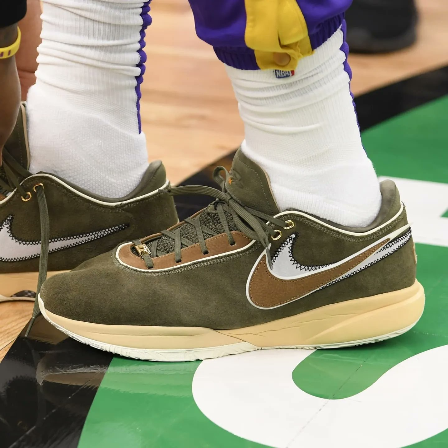 NIKE LEBRON20 Nike LeBron20(レブロン20) 28cm オンライン完売