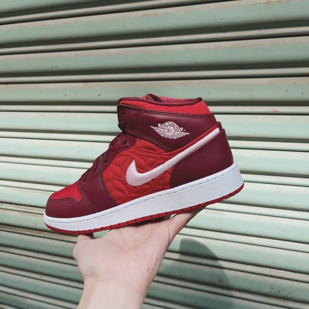 Giày Nike Air Jordan 1 Mid SE GS 'Red Quilted' AV5174-600 - Ảnh 4