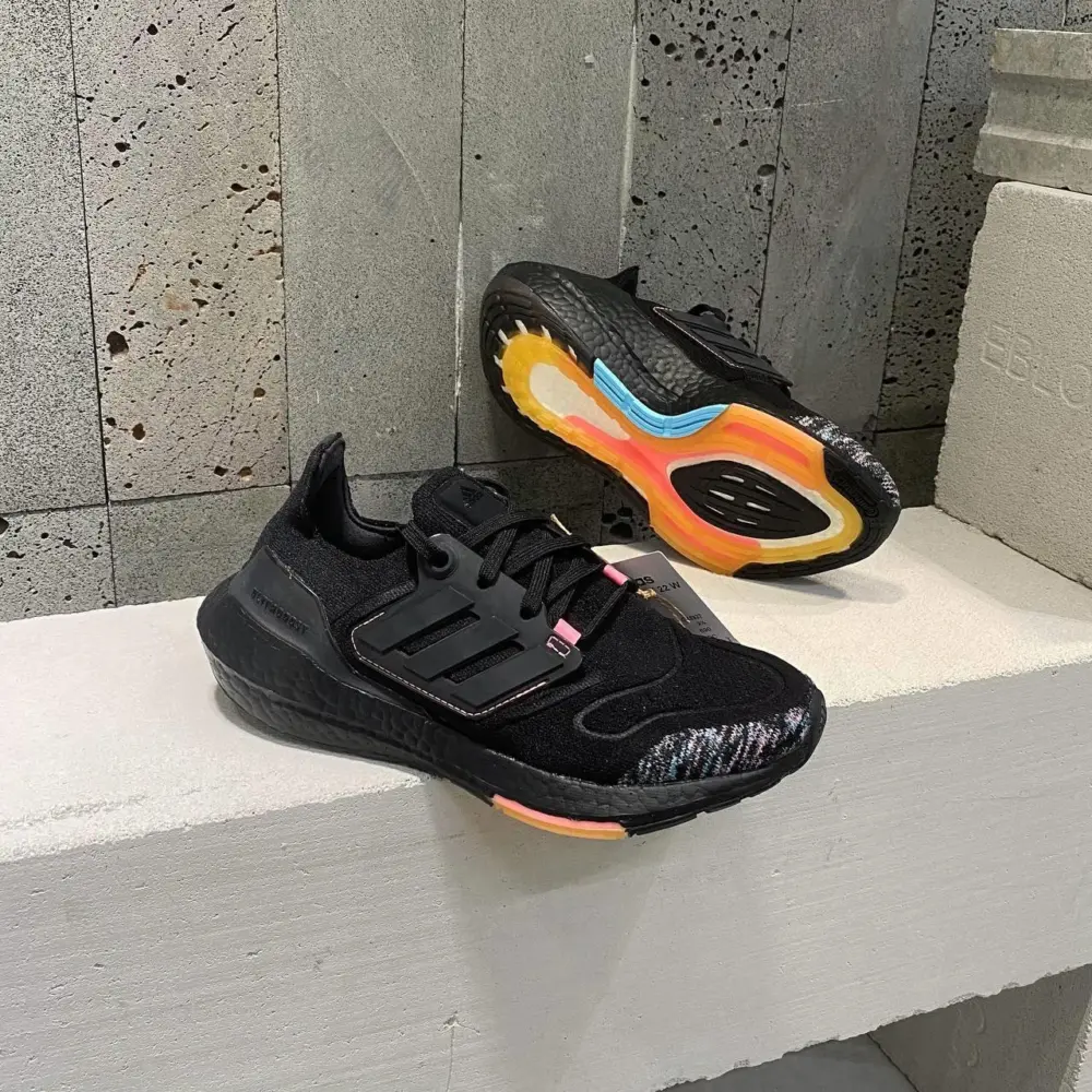 Alternative view of Giày Adidas UltraBoost 22 'Black Beam Pink' GX5927
