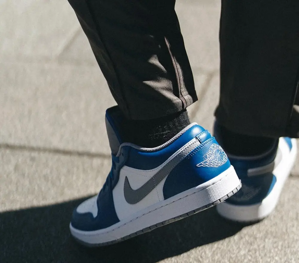 Alternative view of Giày Nike Air Jordan 1 Low GS 'True Blue' 553560-412
