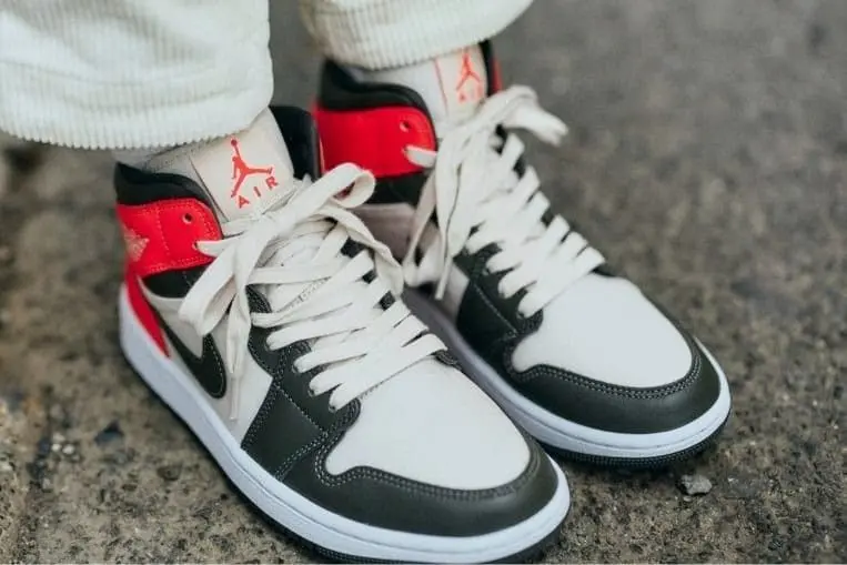Giày Nike Wmns Air Jordan 1 Mid SE 'Newsprint' DQ6078-100 - Ảnh 4