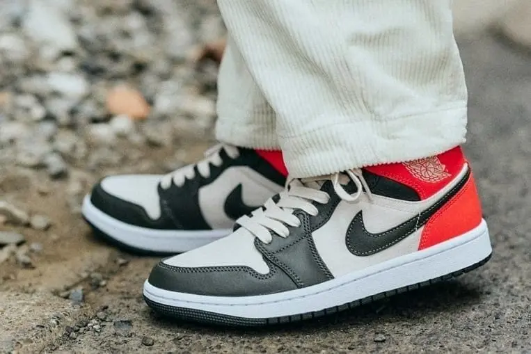 Alternative view of Giày Nike Wmns Air Jordan 1 Mid SE 'Newsprint' DQ6078-100
