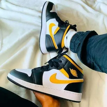 Giày Nike Air Jordan 1 Mid GS 'Black University Gold' 554725-177 - Ảnh 3