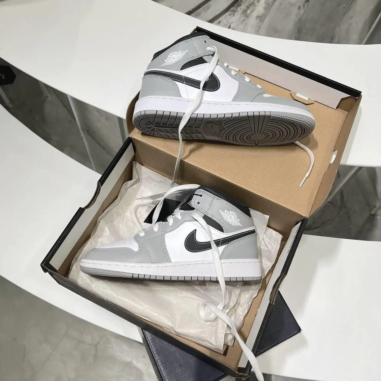 Giày Nike Jordan 1 Mid 'Light Smoke Grey' 554725-078 - Ảnh 4