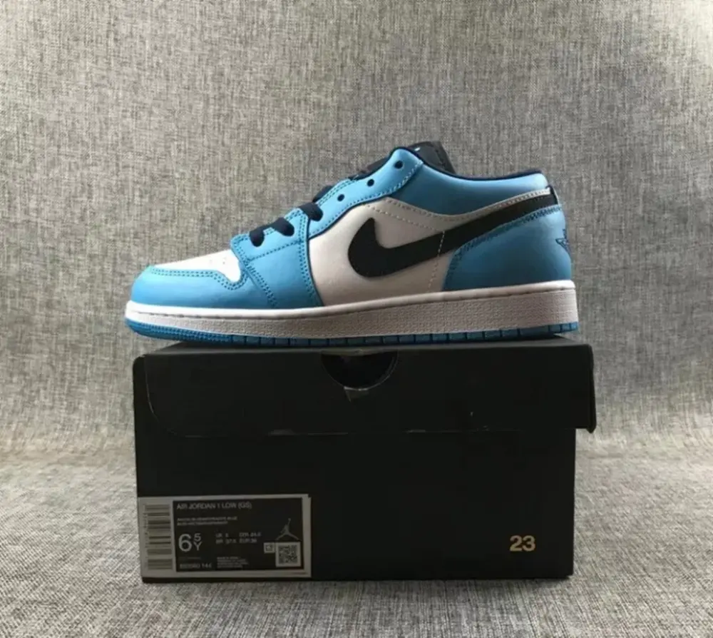 Giày Nike Air Jordan 1 Low GS 'UNC' 553560-144 - Ảnh 3