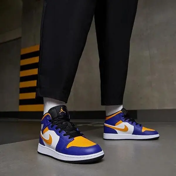 Alternative view of Giày Nike Air Jordan 1 Mid GS 'Lakers' DQ8423-517