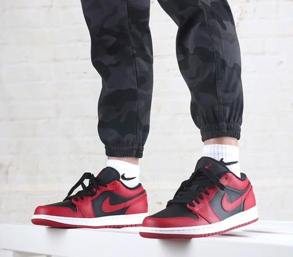 Alternative view of Giày Nike Air Jordan 1 Low 'Reverse Bred' 553558-606