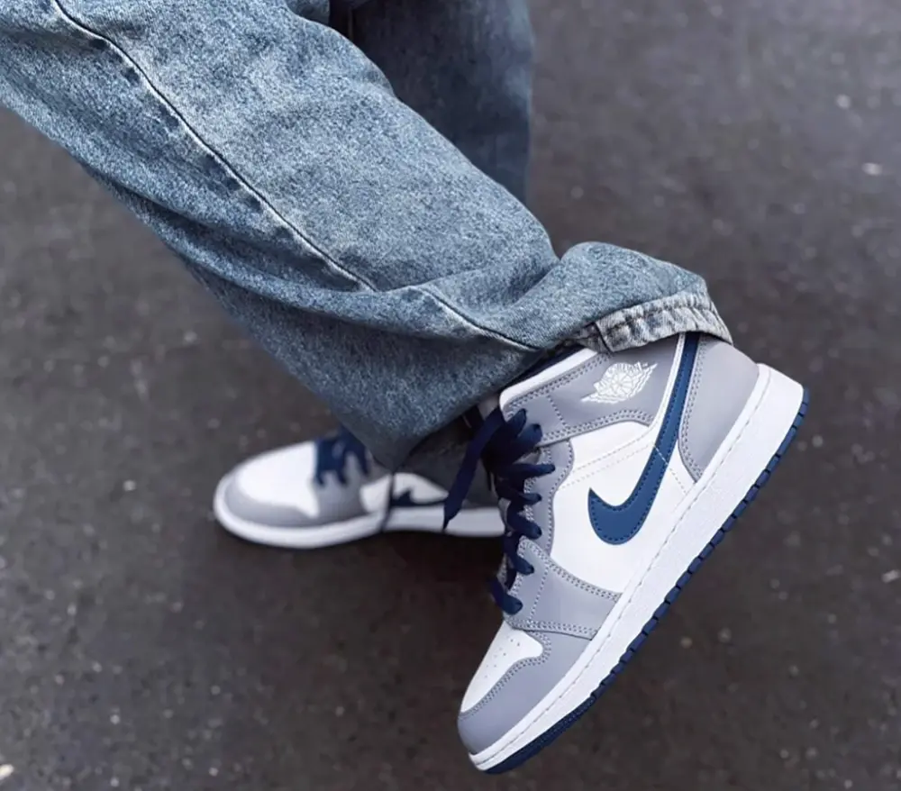Alternative view of Giày Nike Air Jordan 1 Mid GS 'True Blue Cement' DQ8423-014