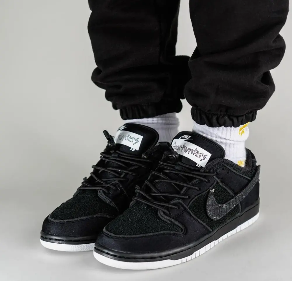 Alternative view of Giày Nike SB Dunk Low x Gnarhunters DH7756-010