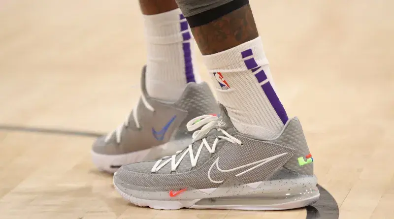 Alternative view of Giày Nike LeBron 17 Low 'Particle Grey' CD5007-004