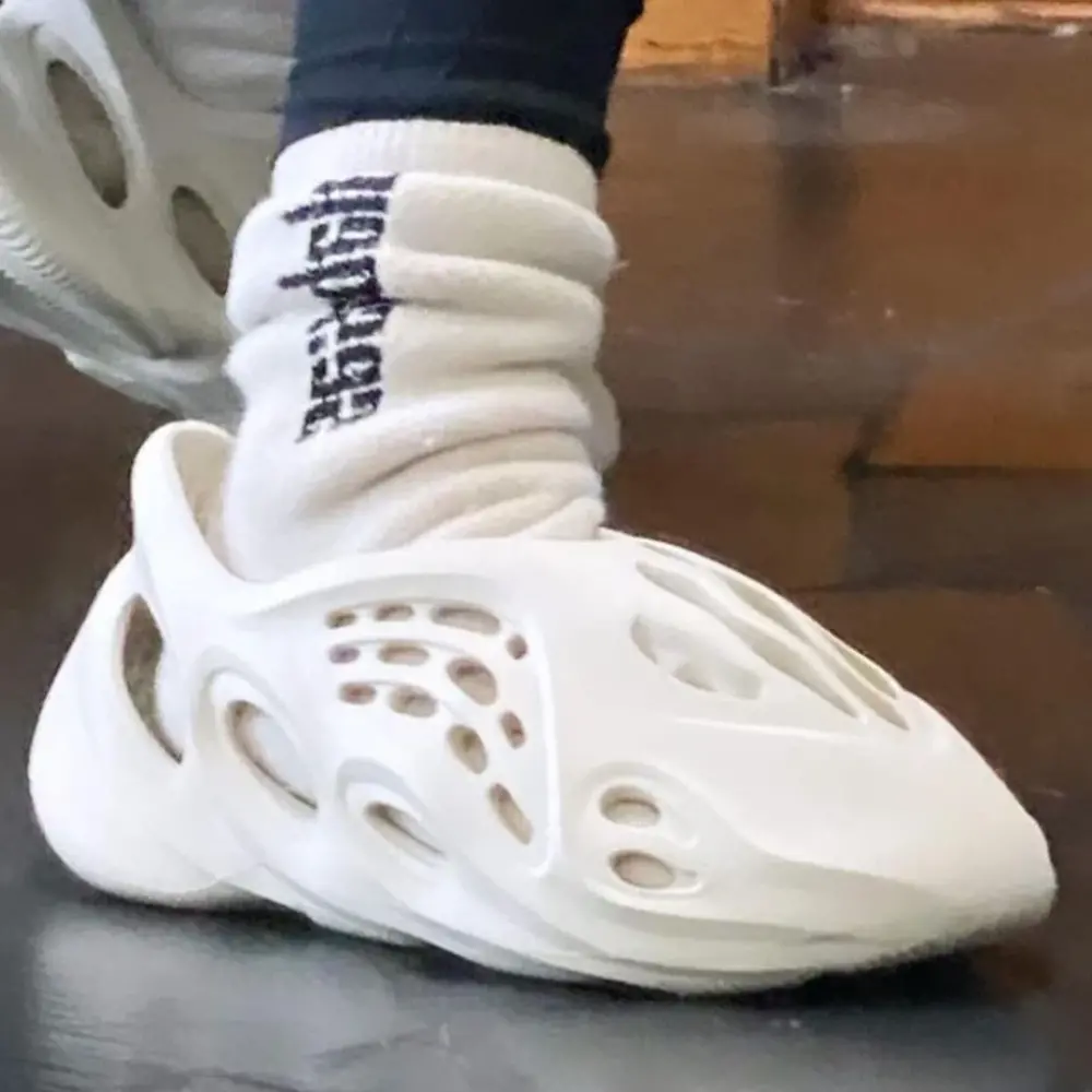 Alternative view of Giày Adidas Yeezy Foam Runner 'Sand' FY4567