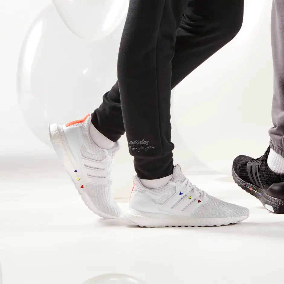 Alternative view of Giày Adidas Wmns UltraBoost 4.0 DNA 'White Hearts' GZ9232