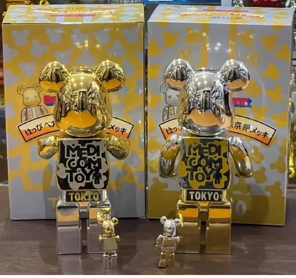 Alternative view of Mô Hình Bearbrick Happy Tokyo Gold & Silver Chrome 100% & 400%