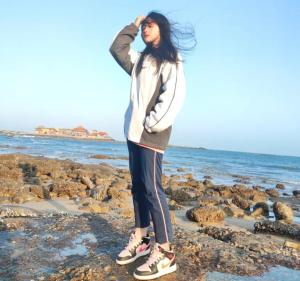 Alternative view of Giày Nike Air Jordan 1 Mid GS 'Black Pink Crimson' 554725-604