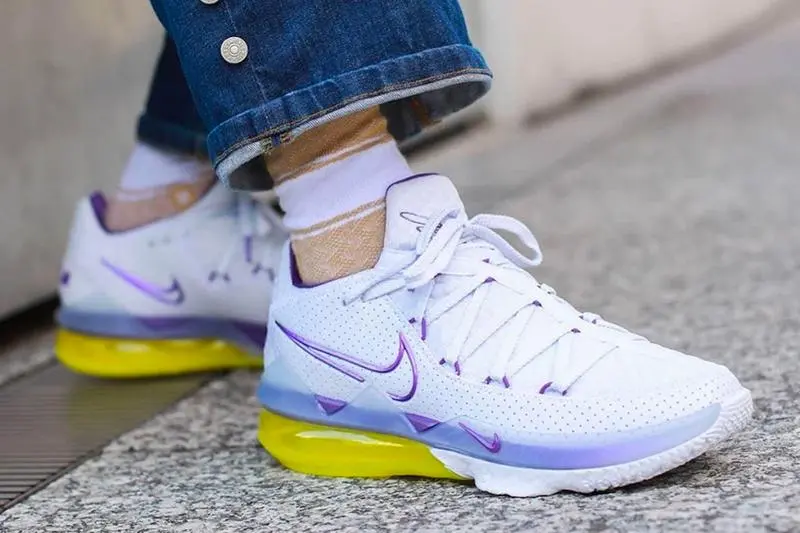 Alternative view of Giày Nike LeBron 17 Low 'Lakers' CD5007-102