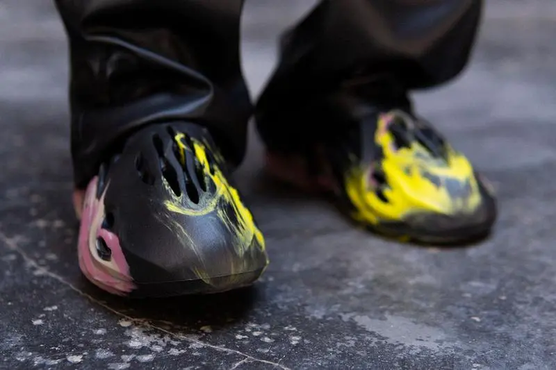 Dép Adidas Yeezy Foam RNR 'MX Carbon' IG9562 - Ảnh 3