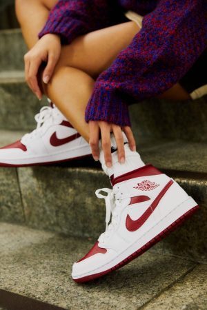 Alternative view of Giày Nike Air Jordan 1 Mid ‘Reverse Chicago’ BQ6472-161