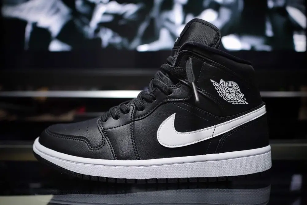 Giày Nike Wmns Air Jordan 1 Mid 'Black White' BQ6472-011 - Ảnh 5