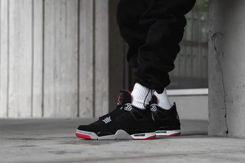Alternative view of Giày Nike Air Jordan 4 Retro Bred 2019 (GS) 408452-060