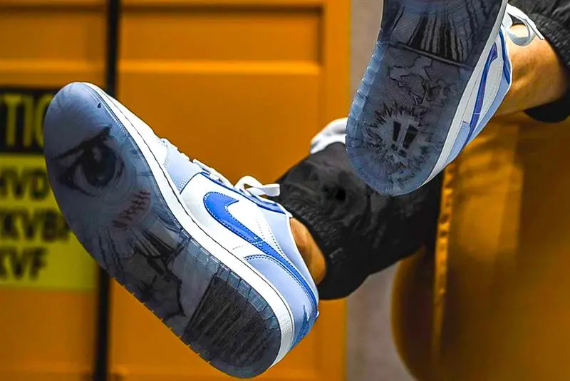 Giày Nike Air Jordan 1 Low SE 'Mighty Swooshers' DM5442-040 - Ảnh 4