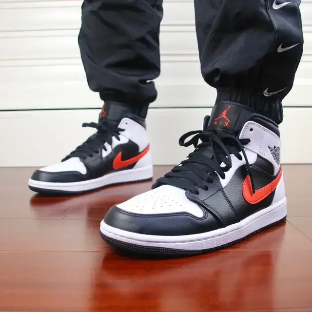Alternative view of Giày Nike Air Jordan 1 Mid 'Chile Red' 554724-075