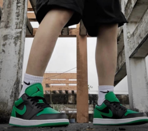 Alternative view of Giày Nike Air Jordan 1 Low GS 'Lucky Green' 553560-065