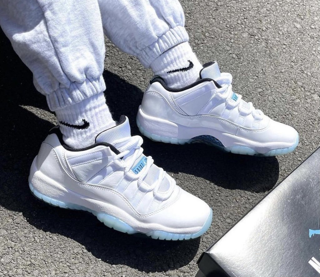 Alternative view of Giày Nike Air Jordan 11 Retro Low 'Legend Blue' AV2187-117