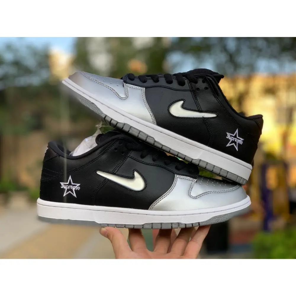 Alternative view of Giày Nike Supreme x Dunk SB Low QS 'Metallic Silver' CK3480-001