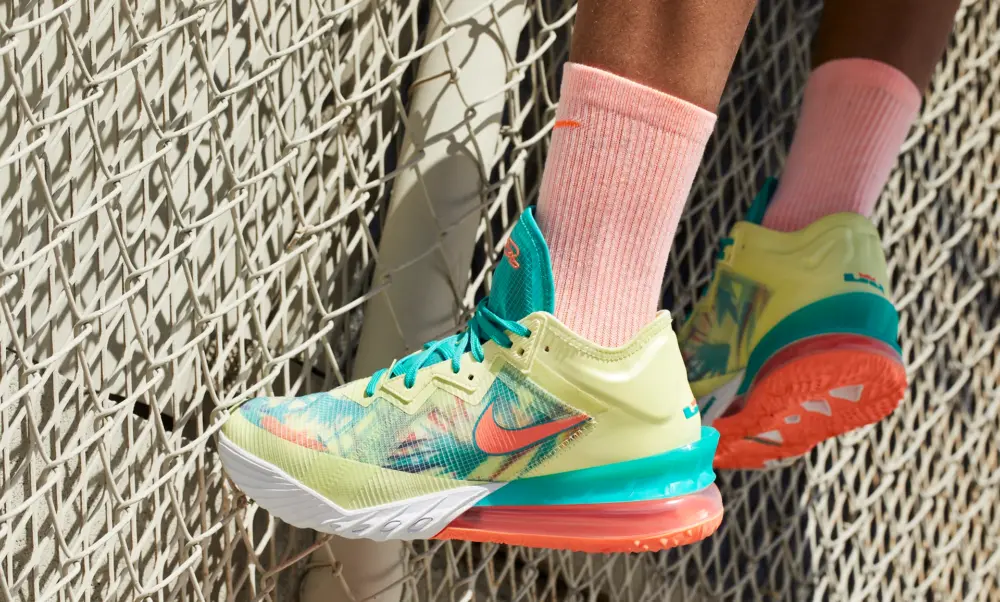 Alternative view of Giày Nike LeBron 18 Low 'LeBronold Palmer' CV7562-300
