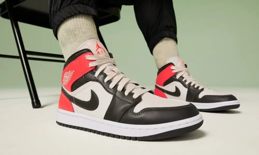 Giày Nike Wmns Air Jordan 1 Mid SE 'Newsprint' DQ6078-100 - Ảnh 3