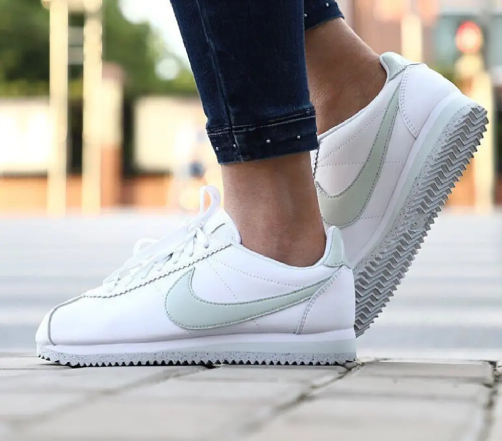 Alternative view of Giày Nike Wmns Classic Cortez Flyleather 'White Light Silver' AR4874-100