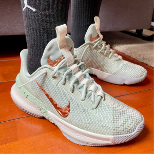 Alternative view of Giày Nike LeBron Ambassador 13 'Empire Jade' Pistachio Frost CQ9329-300