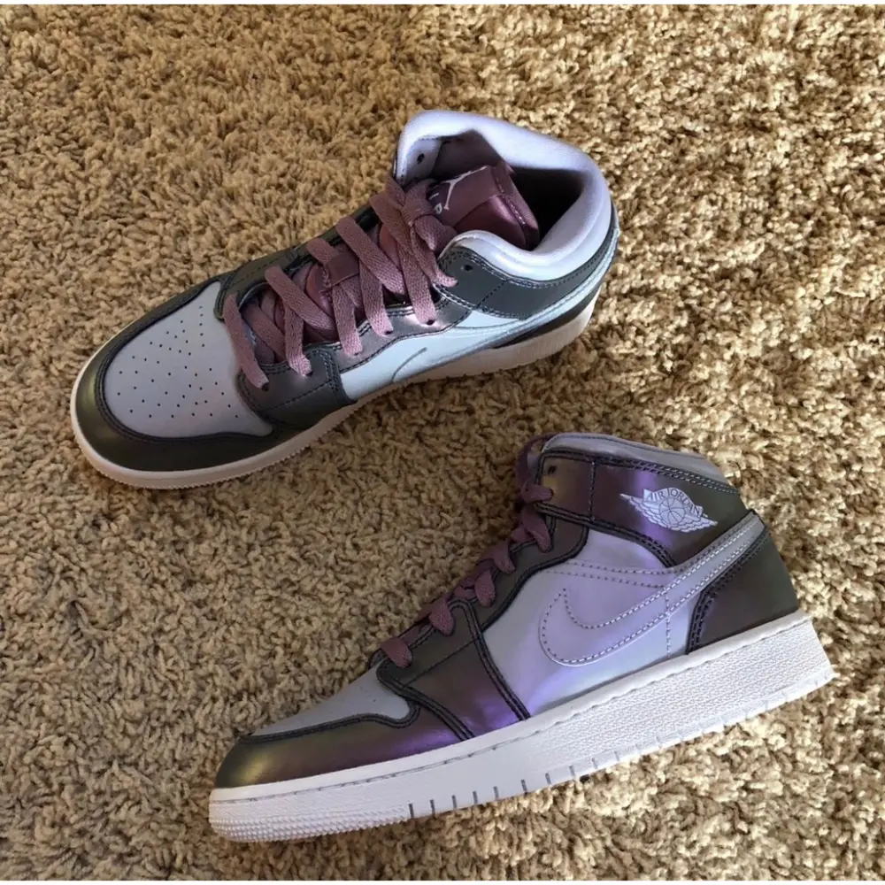 Alternative view of Giày Nike Air Jordan 1 Mid GS 'Metallic Purple' AV5174-400