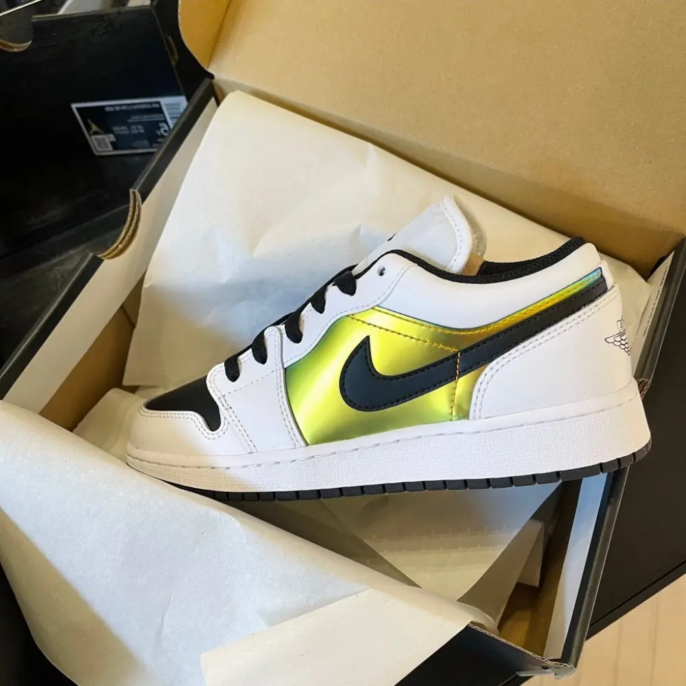 Giày Nike Air Jordan 1 Low SE GS 'Color-Shifting' CV9844-109 - Ảnh 3