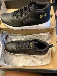 Alternative view of Giày Under Armour Lockdown 5 'Black Metallic Gold' 3023533-003