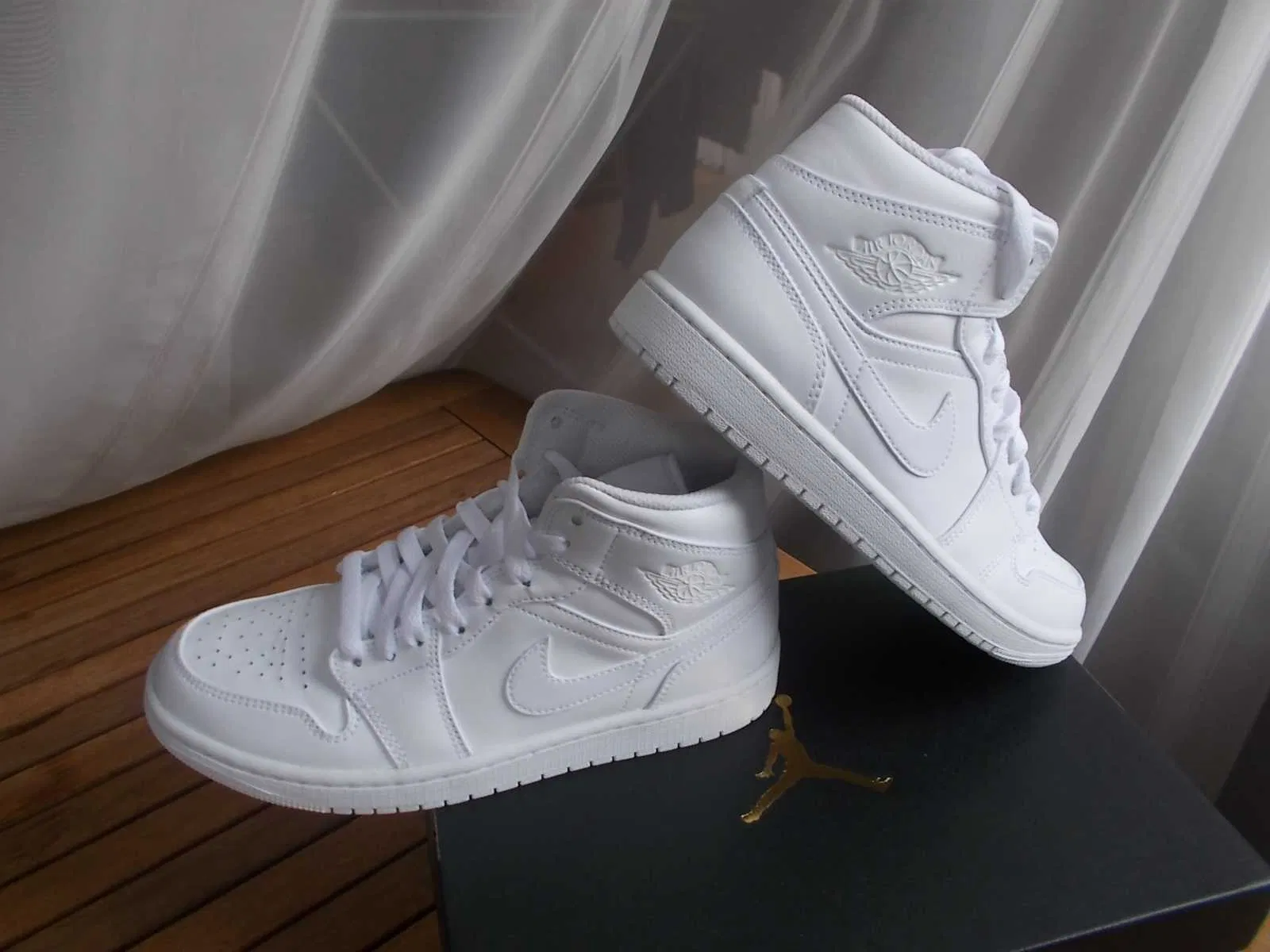 Giày Nike Air Jordan 1 Mid 2022 'Triple White' 554724-136 - Ảnh 5