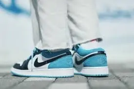 Alternative view of Giày Nike Air Jordan 1 Low 'Laser Blue' (GS) CT1564-004