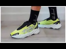 Giày Adidas Yeezy Boost 700 MNVN Phosphor FY3727 - Ảnh 6