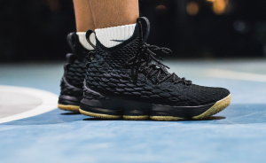 Alternative view of Giày Nike LeBron 15 'Black Gum' 897648-001