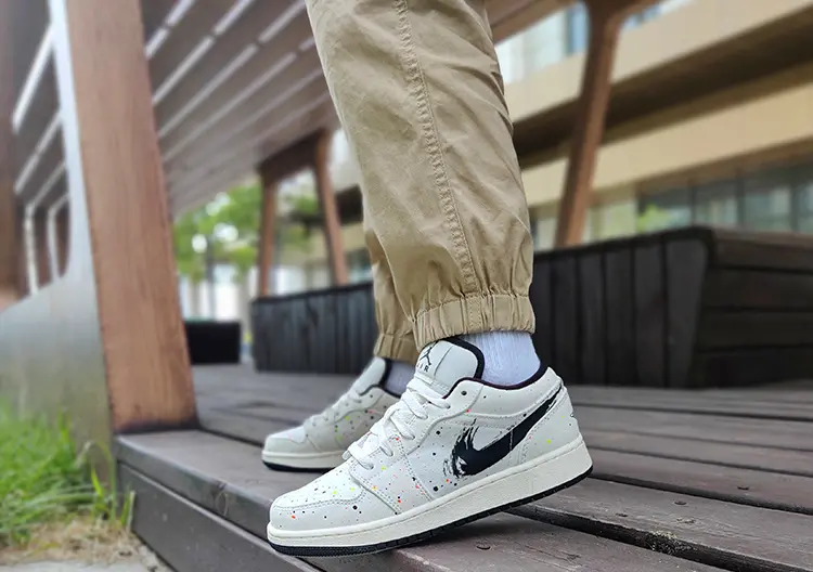 Giày Nike Air Jordan 1 Low 'Brushstroke Swoosh Splatter' DM3528-100 - Ảnh 4